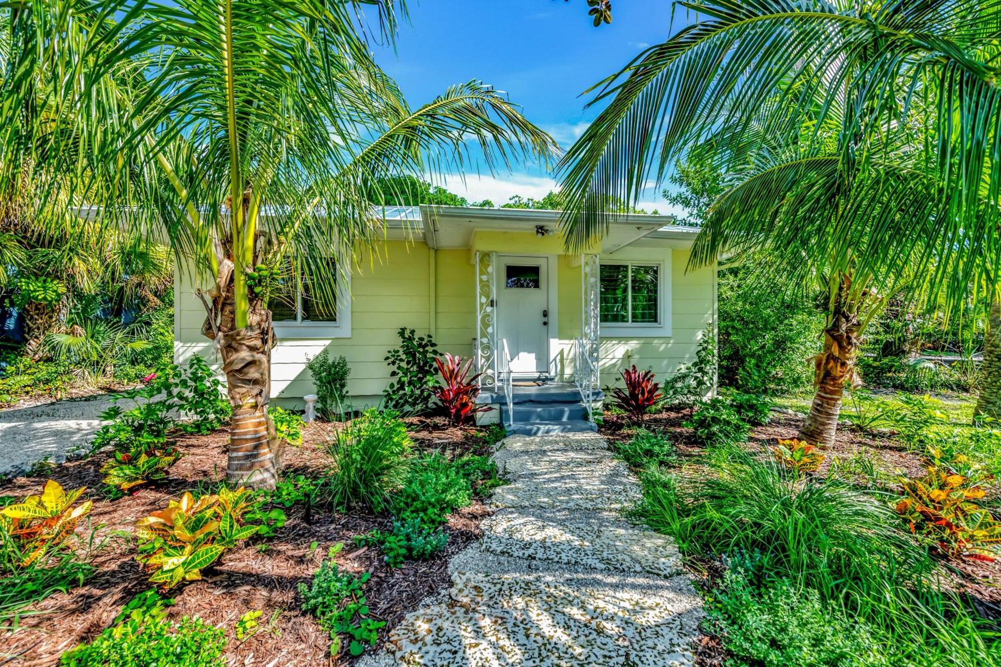 Casa Posada - So Close You Can Hear The Waves Historic Beach Cottage W Beach Gear Anna Maria Extérieur photo