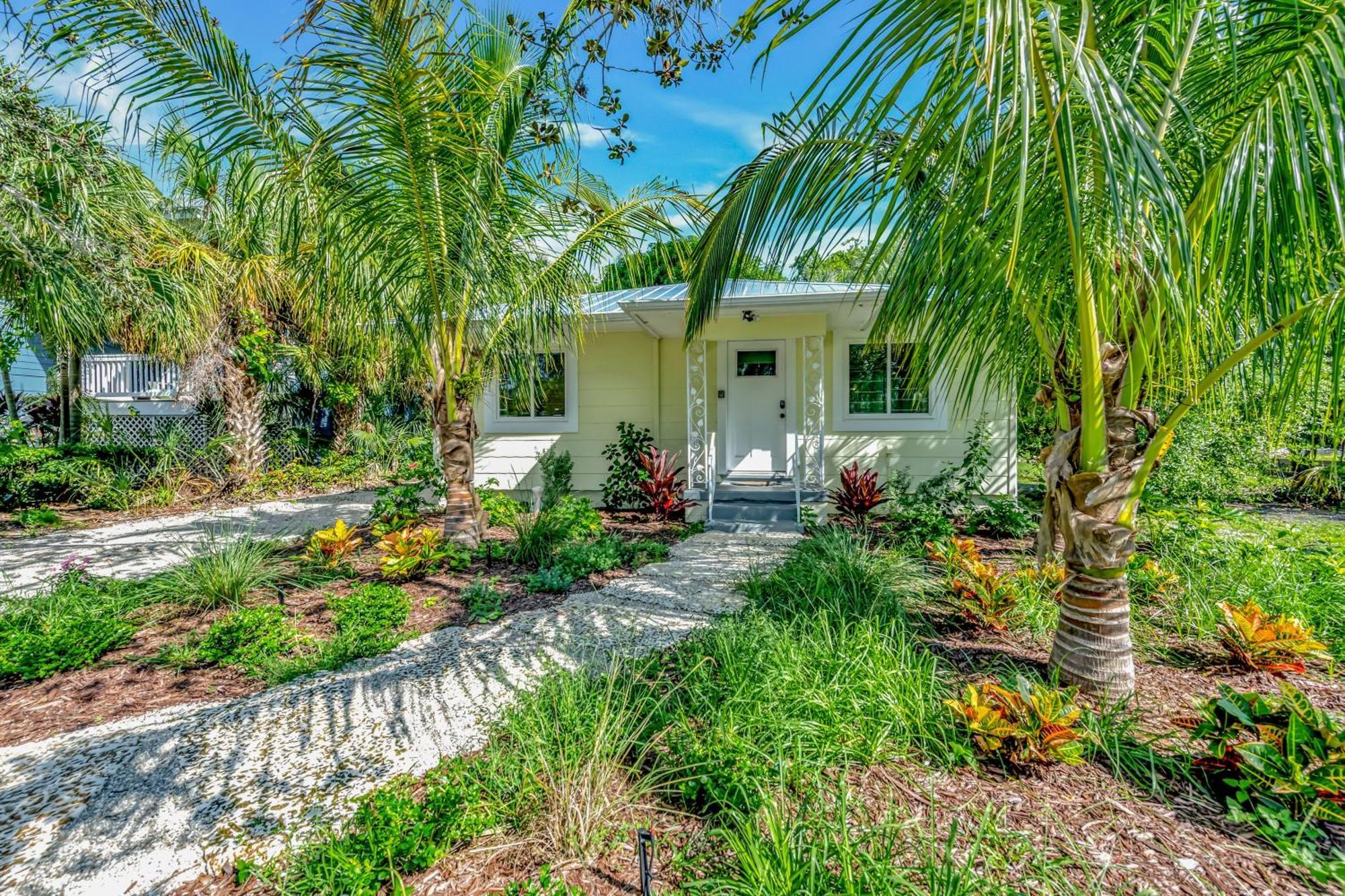 Casa Posada - So Close You Can Hear The Waves Historic Beach Cottage W Beach Gear Anna Maria Extérieur photo